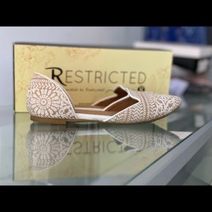 EUC RESTRICTED TRIBAL PRINT OPEN SHANK FLATS